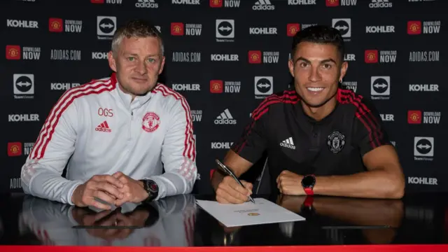 Cristiano Ronaldo signing contract with Ole Gunnar Solskjaer