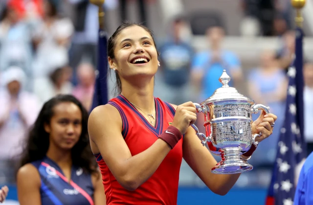 Emma Raducanu lifts the US Open trophy