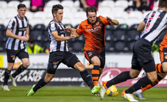 Dundee Utd's Marc McNulty and St Mirren's Jamie McGrath battle for the ball