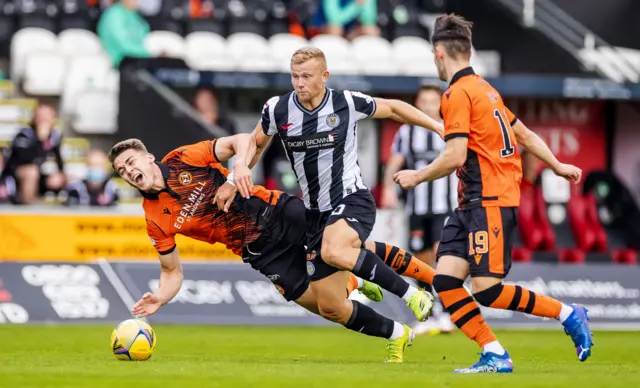 Dundee United's Louis Appere and St Mirren's Curtis Main both had chances