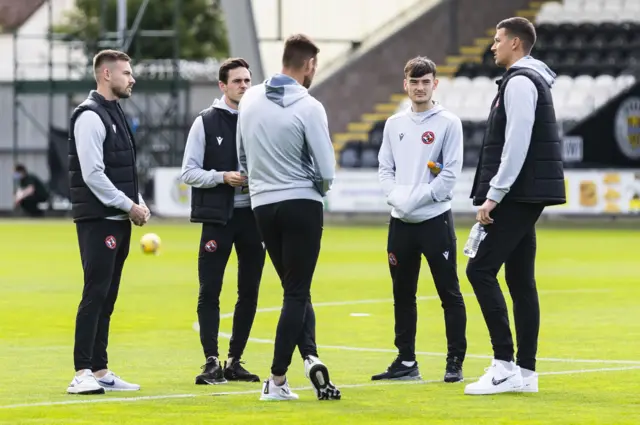 Dundee United players check out the Paisley surface