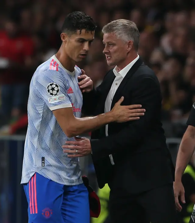 Cristiano Ronaldo talks with Ole Gunnar Solskjaer