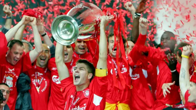 Steven Gerrard (centre)