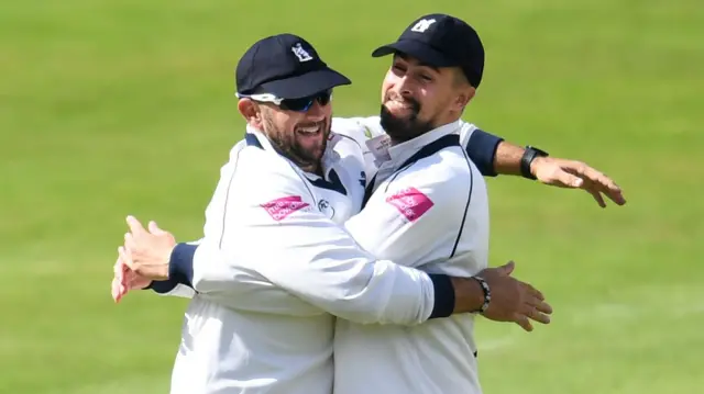 Warwickshire celebrate at Headingley