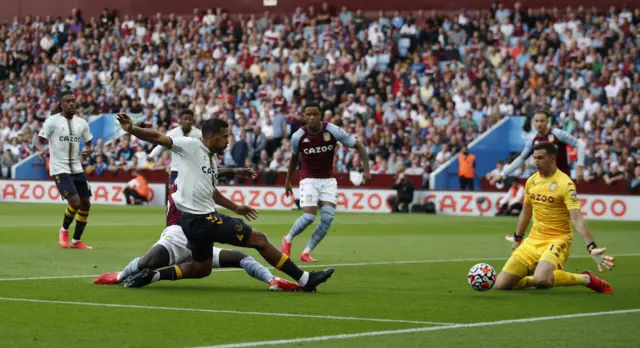 Rondon shoots for Everton