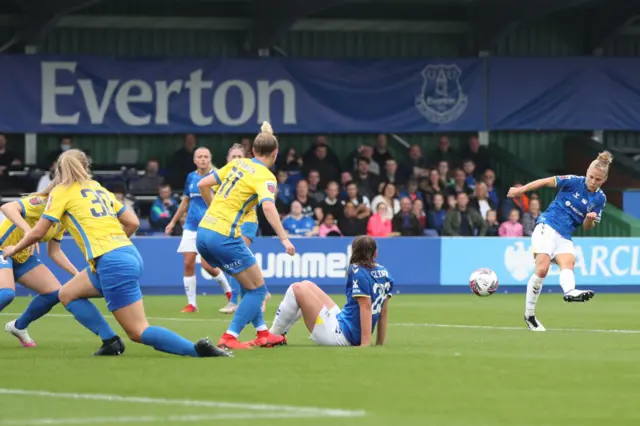 Leonie Maier scores for Everton