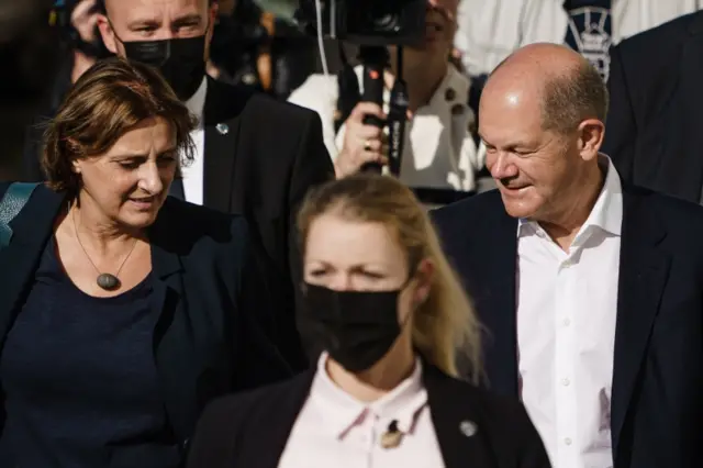 German Finance Minister and Social Democratic Party (SPD) candidate for chancellor Olaf Scholz (R) and his wife Britta Ernst