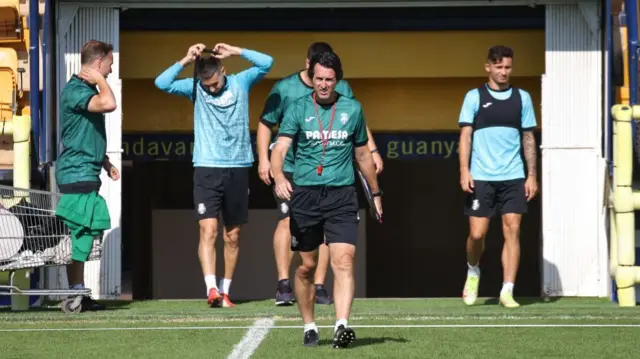 Villarreal manager Unia Emery (centre)