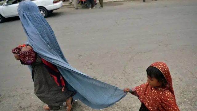 Woman and child in Kabul, August 31