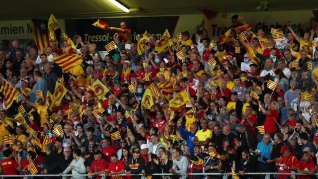 Catalans Dragons fans