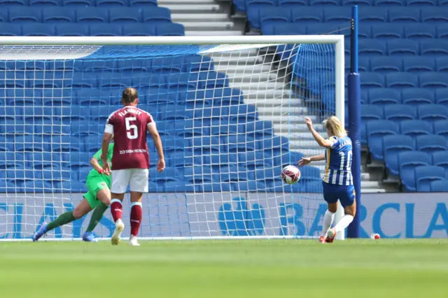 Inessa Kaagman scores for Brighton