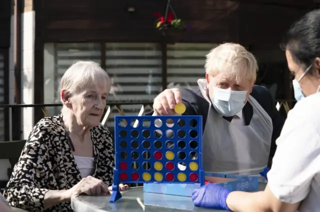 Boris Johnson plays Connect 4