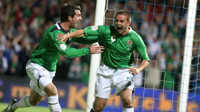 David Healy celebrates with Keith Gillespie