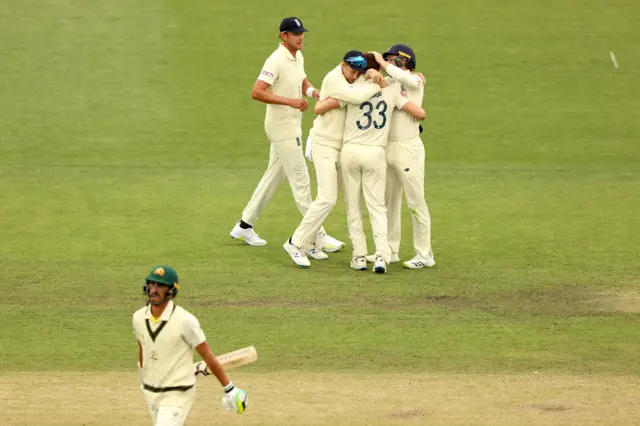 Mitchell Starc dismissed by Mark Wood