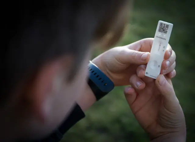 Lateral flow covid test