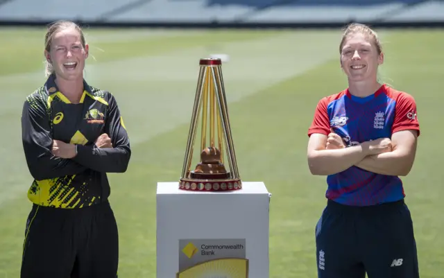 Meg Lanning and Heather Knight with the Women's Ashes trophy