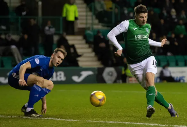 Hibs' Kevin Nisbet scores to make it 1-0