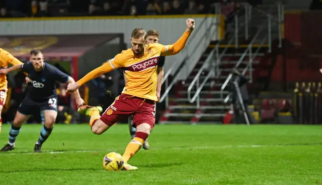 Motherwell's Kevin van Veen makes it 1-1 form the spot