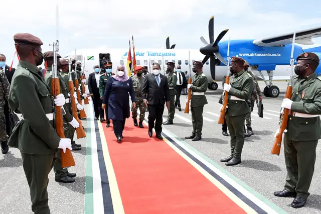 Tanzania President Samia Sululu Hassan and President Filipe Nyusi walking down a red carpet