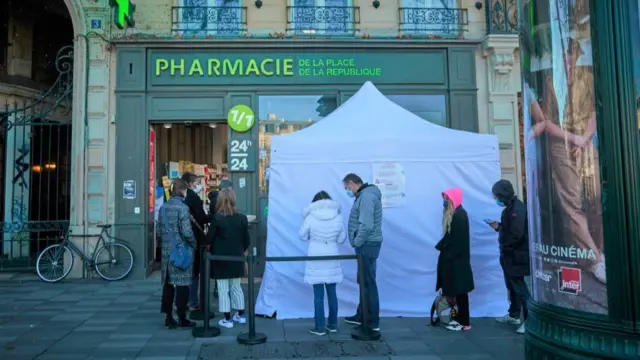 People queue up for Covid tests in France