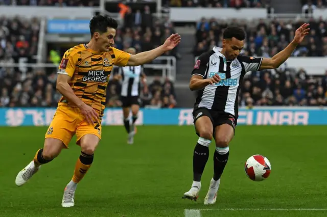 Cambridge United's English defender George Williams (L) vies with Newcastle United's English midfielder Jacob Murphy