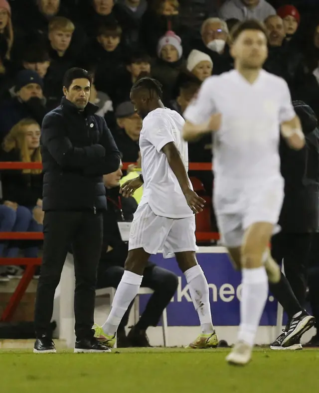 Nuno Tavares walking past Mikel Arteta