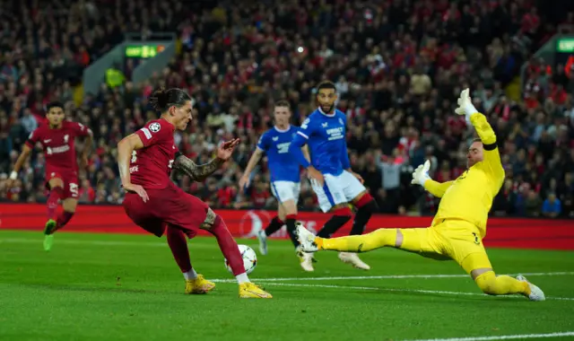 Allan McGregor saves from Darwin Nunez