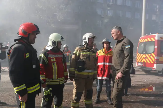 Firefighters talk to the Mayor of Kyiv.