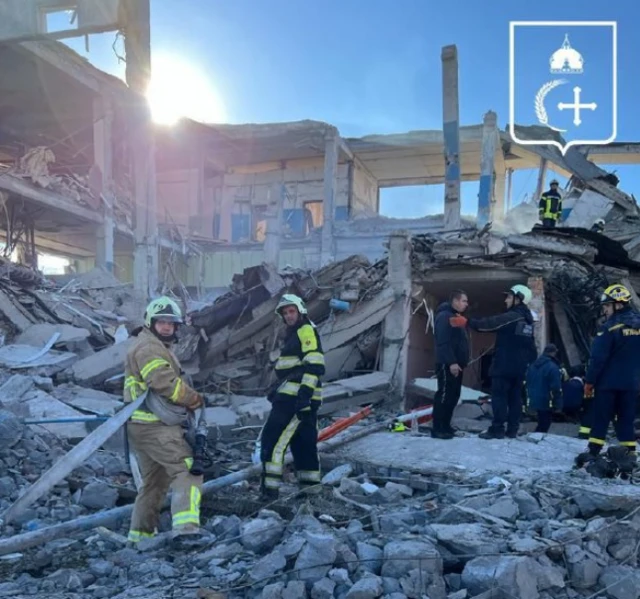 Rescuers search through the rubble in Ukraine's north-eastern Sumy region. Photo: 17 October 2022