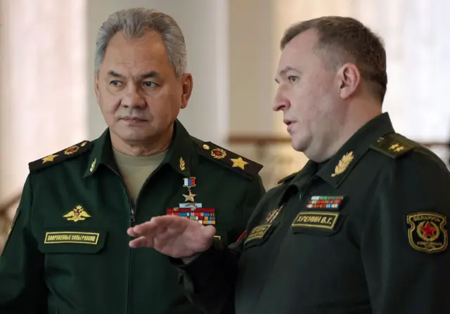 Belarus' Defence Minister Viktor Khrenin (right) and his Russian counterpart Sergei Shoigu. File photo