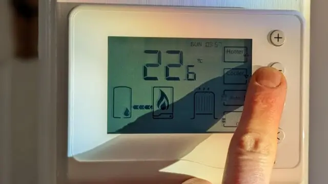 Turning down the central heating with a wireless thermostat