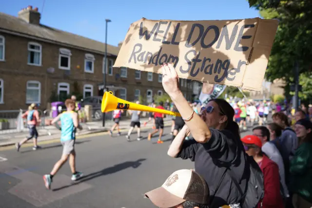 Spectator praises the runners