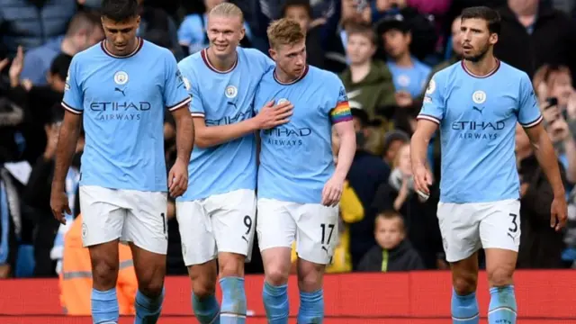 Kevin De Bruyne celebrating his goal with his teammates.