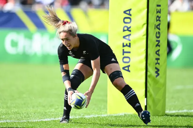 Sarah Hirini scores New Zealand's third try