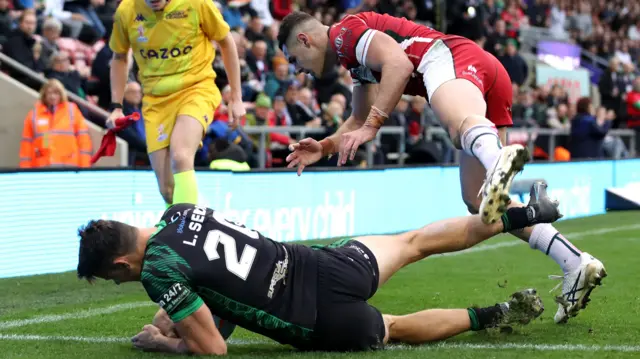 Louis Senior second try for Ireland