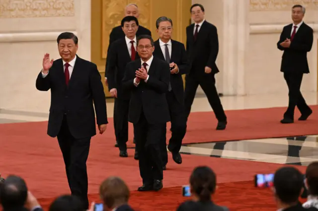 xi walks out