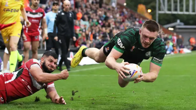 Ireland score a try