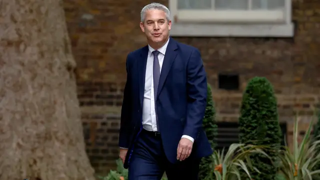 Steve Barclay walks up Downing Street