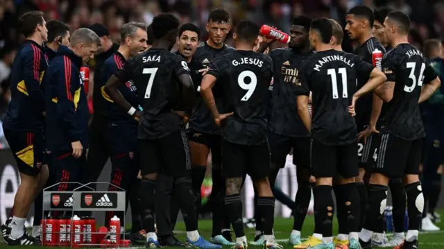 Mikel Arteta speaks to Arsenal players