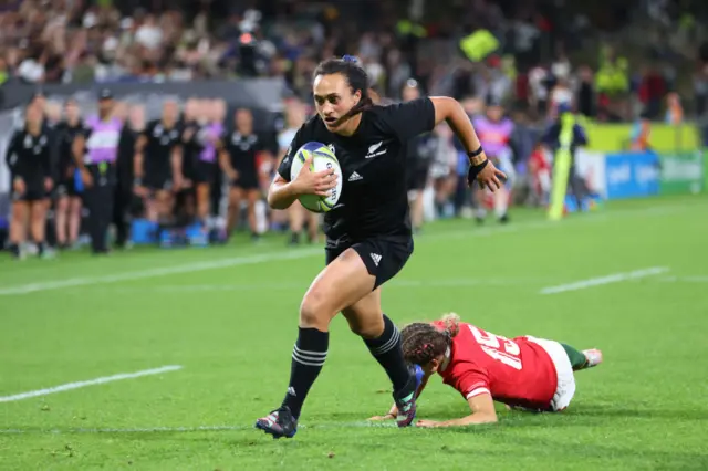 Ruahei Dumant scores a try for New Zealand