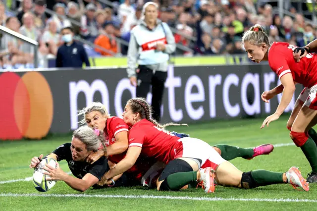 Sarah Hirini scores a try for New Zealand