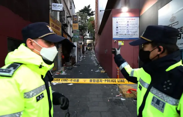 Police at the scene of the deadly crush in Seoul, 30 Oct 22