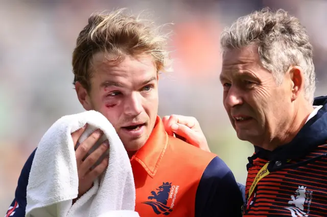 Bas de Leede retires hurts for the Netherlands against Pakistan