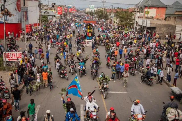 Protesters march to the border of the Democratic Republic of Congo and Rwanda in Goma.