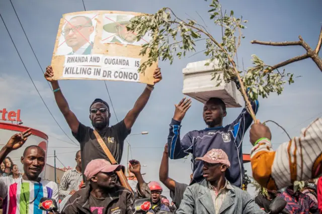 Protesters march to the border of the Democratic Republic of Congo and Rwanda in Goma.