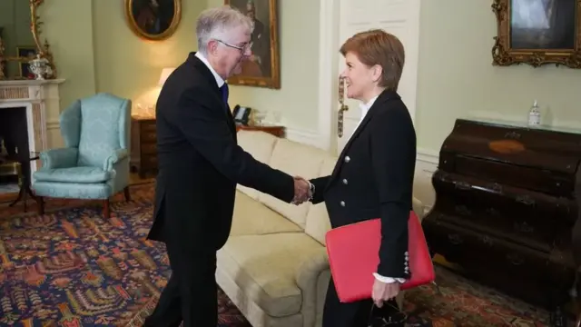 Cyfarfu Mark Drakeford â Nicola Sturgeon yng Nghaeredin ddydd Mawrth diwethaf