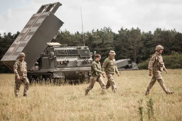 Ukrainian troops receive artillery training in the UK