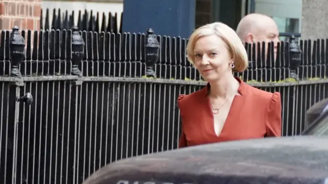 Liz Truss arrives in Downing Street