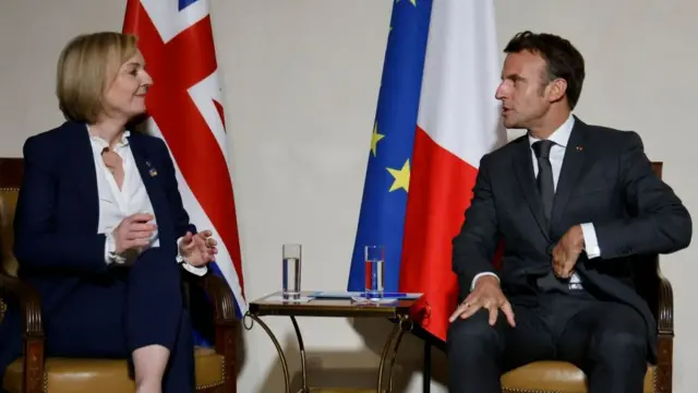 French President Emmanuel Macron (R) and Britain's Prime Minister Liz Truss (L) meet at the Prague castle where the European Summit will take place in Prague, Czech Republic, on October 6, 2022