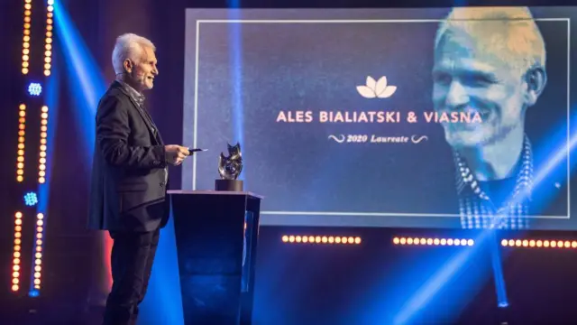 Ales Bialiatski receives an award in 2020